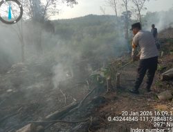 Polres Melawi Bersama Tim TRC-PB BPBD Kabupaten Melawi dan Polsek Nanga Pinoh Bersinergi Padamkan Kebakaran Lahan