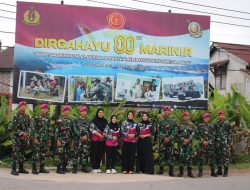 JALIN KEDEKATAN DENGAN MASYARAKAT, PRAJURIT MARINIR MEMPAWAH BESERTA JALASENASTRI BERBAGI TAKJIL