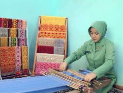 Persit KCK PD XII/Tpr Dorong Pelestarian Tenun Sidan Lewat Program Persit BISA