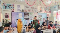 Kawal Pendistribusian Makan Bergizi Gratis, Babinsa Roban Hadir di Tengah Pelajar.