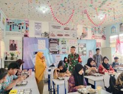 Kawal Pendistribusian Makan Bergizi Gratis, Babinsa Roban Hadir di Tengah Pelajar.