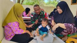 Dukung Peningkatan Kesehatan Masyarakat, Babinsa Temajuk Dampingi Nakes Laksanakan Posyandu di Wilayah Perbatasan