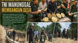 Anggota Satgas TMMD Kodim 1206/Putussibau Makan Durian Bersama Masyarakat di Desa Ulak Pauk