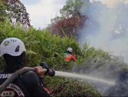 Tim SAR Polda Kalbar Padamkan Karhutla Dekat Perumahan Warga di Kubu Raya