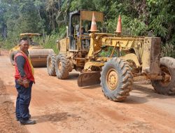 PT Lestari Abadi Perkasa bantu Perbaikan jalan di tiga desa kecamatan tumbang titi