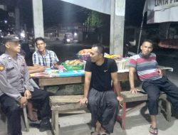 Duduk Bersama Warga di Tengah Patroli Malam, Polisi Mandor Titip Pesan Kamtibmas