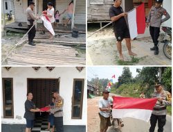 Semarak HUT RI, Polsek Sebangki Turun Langsung Bagikan dan Pasang Bendera Merah Putih di Rumah Warga